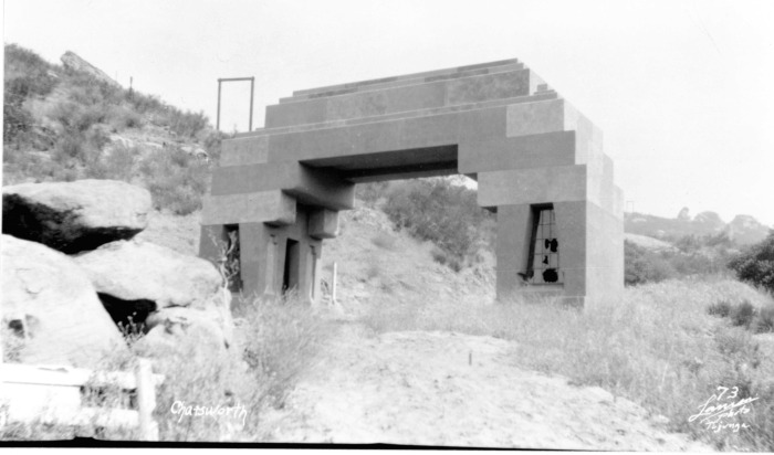 Chatsworth, entrance to Twin Lakes Park?