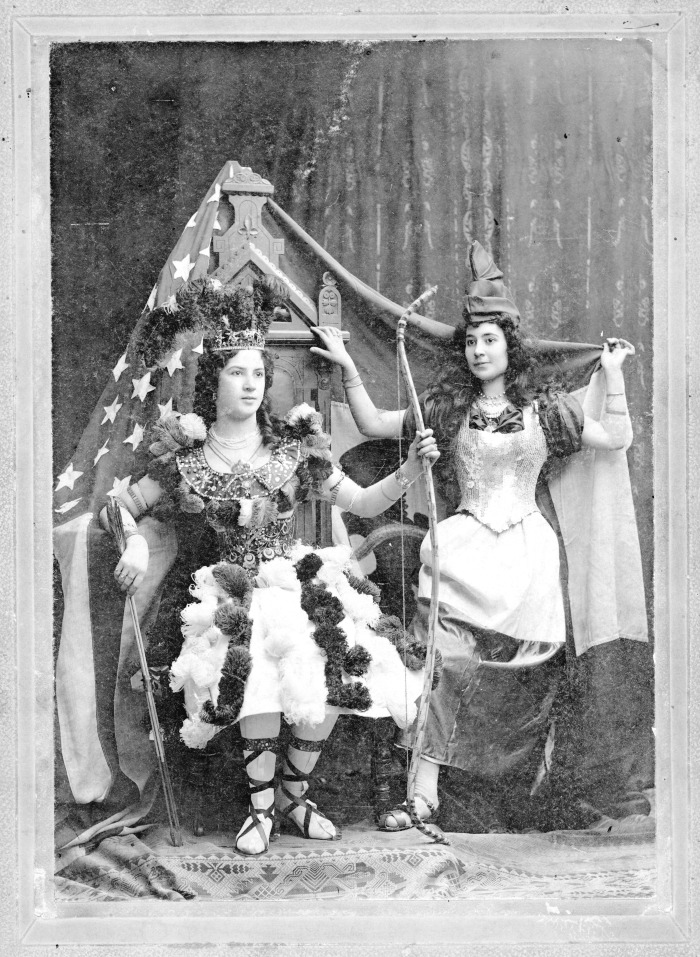Clara Velasco (right)