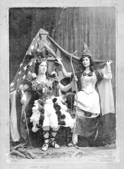 Clara Velasco (right)