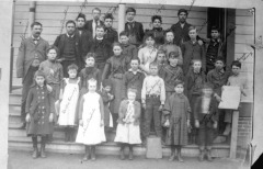 San Fernando, CA - Old school house on Mission Blvd. - Class picture 1890