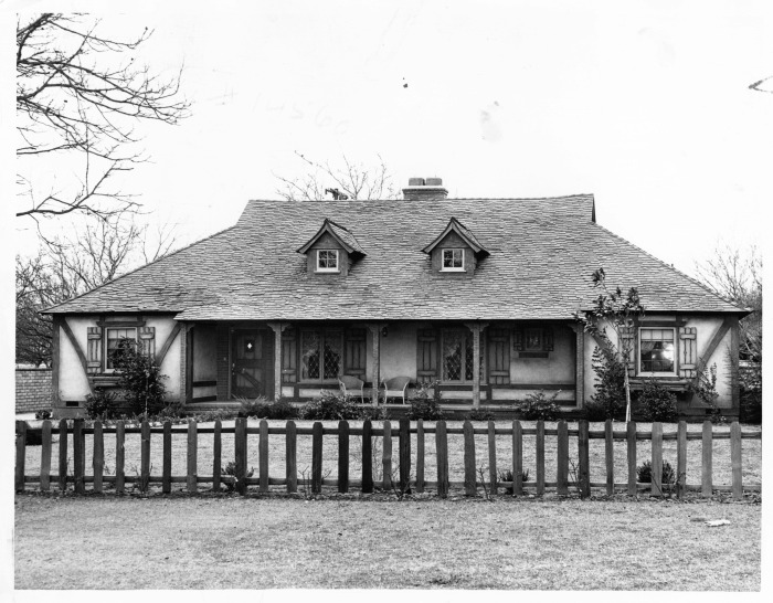 North Hollywood, CA - Architecture-English Cottage - This home shows the English Cottage influence of architecture. There are numerous examples of this type of dwelling throughout the San Fernando Valley
