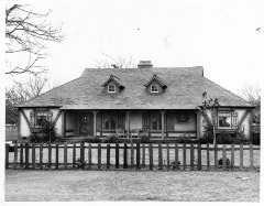 North Hollywood, CA - Architecture-English Cottage - This home shows the English Cottage influence of architecture. There are numerous examples of this type of dwelling throughout the San Fernando Valley