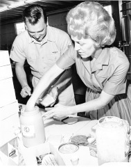 USO Feeding the Army